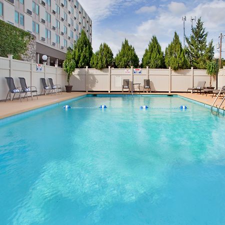 Holiday Inn At The Campus By Ihg Manhattan Bagian luar foto